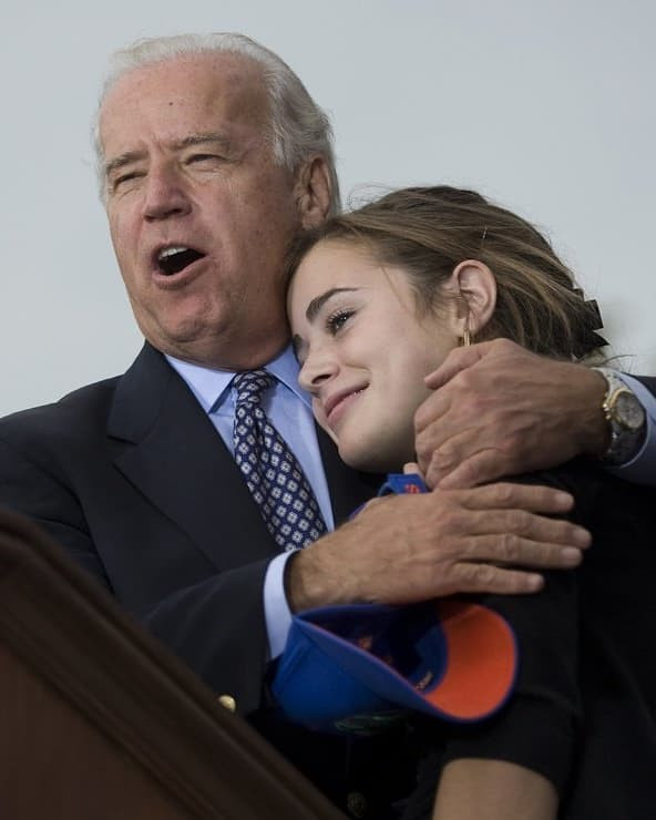 Cháu gái ông Biden xinh như mộng học vấn đỉnh cao được ví như tiểu Ivanka Trump 10