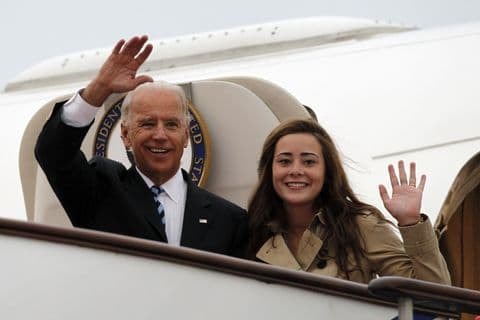 Cháu gái ông Biden xinh như mộng học vấn đỉnh cao được ví như tiểu Ivanka Trump 0
