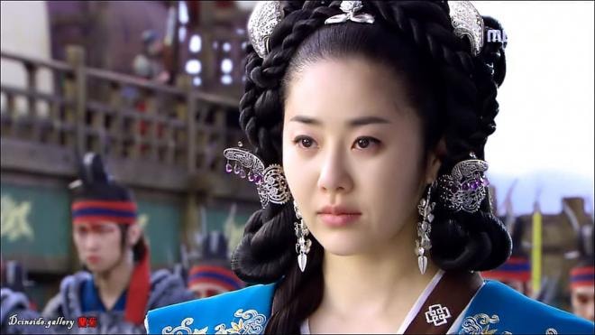 Á hậu Go Hyun Jung khoe chân dài nuột nà ở tuổi 50 0