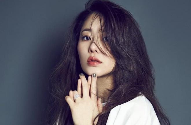 Á hậu Go Hyun Jung khoe chân dài nuột nà ở tuổi 50 6