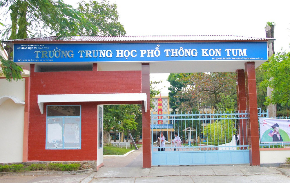 clxh-10-11-thay-va-tro-truong-thpt-kon-tum-anh-4-w1000-h666.JPG