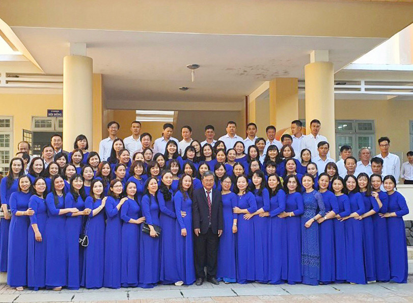 clxh-10-11-thay-va-tro-truong-thpt-kon-tum-anh-2-2-w811-h595.jpg