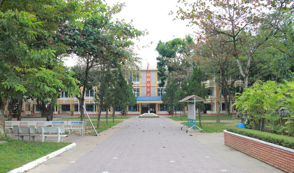 clxh-10-11-thay-va-tro-truong-thpt-kon-tum-anh-4-w1000-h666.JPG