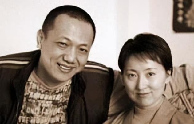 Mười ba năm trước, Trần Hiểu Húc và chồng cùng đi tu, sau cô bị bệnh mà chết, người chồng bị đồn là đã hoàn tục và tái hôn 2