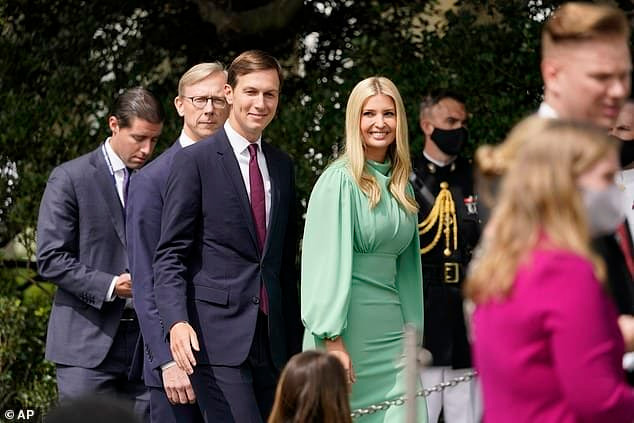Vợ chồng Ivanka Trump phải chuyển trường cho con vì bị phụ huynh phê bình 2