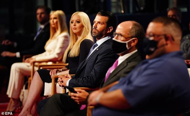 Vợ chồng Ivanka Trump phải chuyển trường cho con vì bị phụ huynh phê bình 4