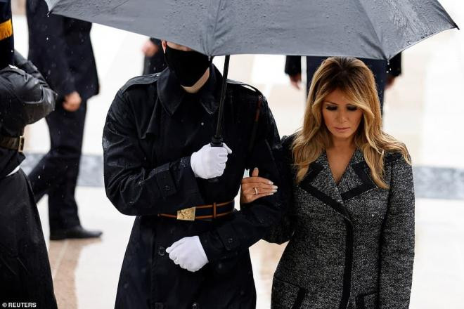 Bà Melania Trump đứng cách xa chồng khoác chặt tay người tháp tùng dấy lên nghi vấn ly hôn 4