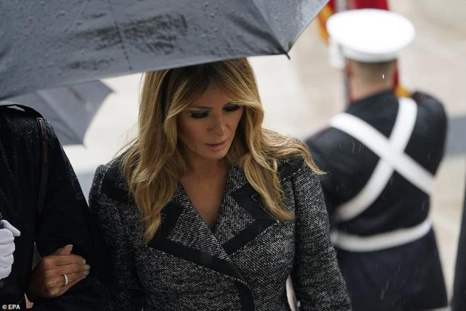 Bà Melania Trump đứng cách xa chồng khoác chặt tay người tháp tùng dấy lên nghi vấn ly hôn 2