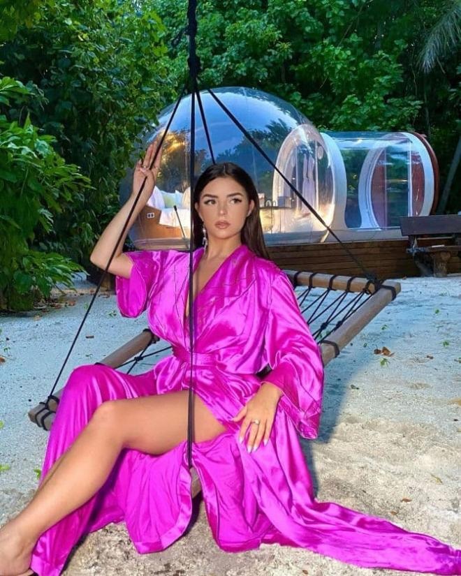 Demi Rose tưởng được ngày ăn mặc kín đáo nhưng cởi áo mới hết hồn 1