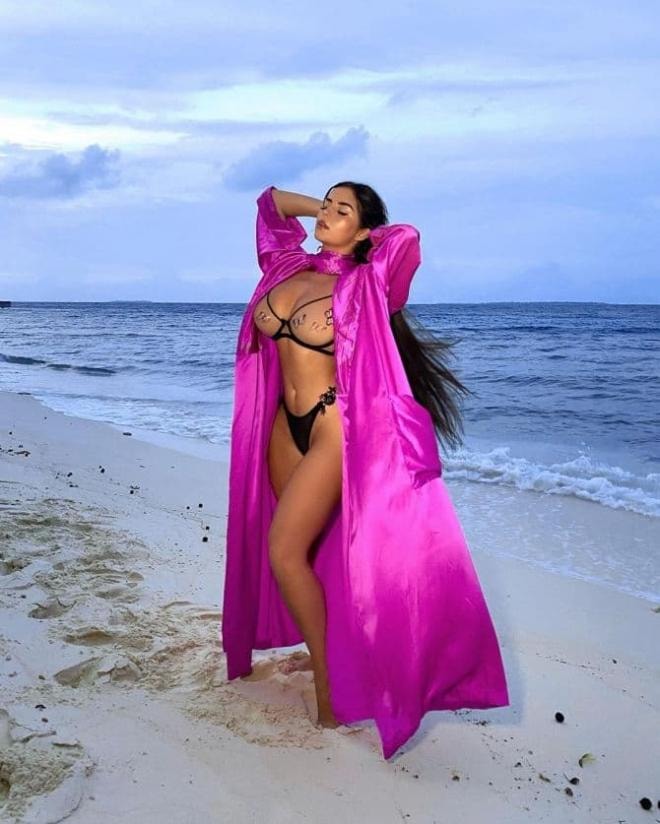 Demi Rose tưởng được ngày ăn mặc kín đáo nhưng cởi áo mới hết hồn 0