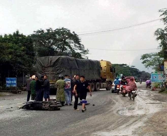 anh-kem-tin-hoa-binh-va-cham-voi-xe-dau-keo-nguoi-dan-ong-di-xe-may-tu-vong.jpg