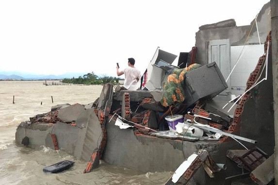 Tàu chìm, nhà sập, trường học tốc mái, cây xanh ngã đổ trong bão số 13 - 4