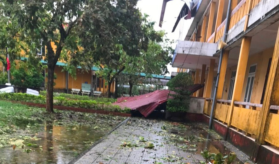 Tàu chìm, nhà sập, trường học tốc mái, cây xanh ngã đổ trong bão số 13 - 10