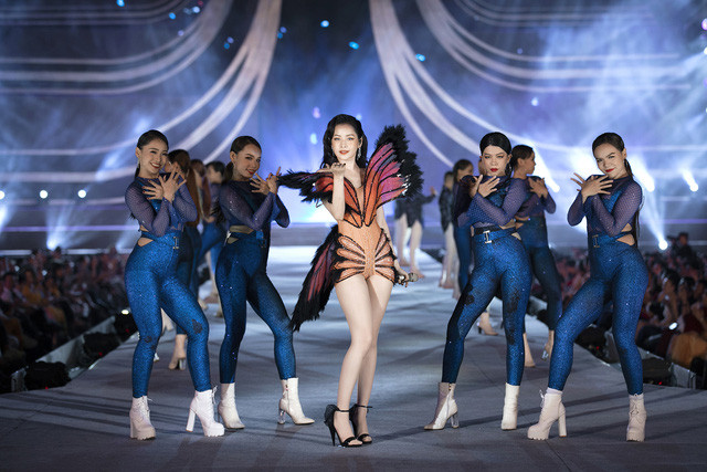 Chi Pu diện váy táo bạo trên sân khấu Hoa hậu Việt Nam 2020 - Ảnh 2.