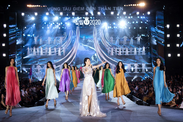 Chi Pu diện váy táo bạo trên sân khấu Hoa hậu Việt Nam 2020 - Ảnh 10.