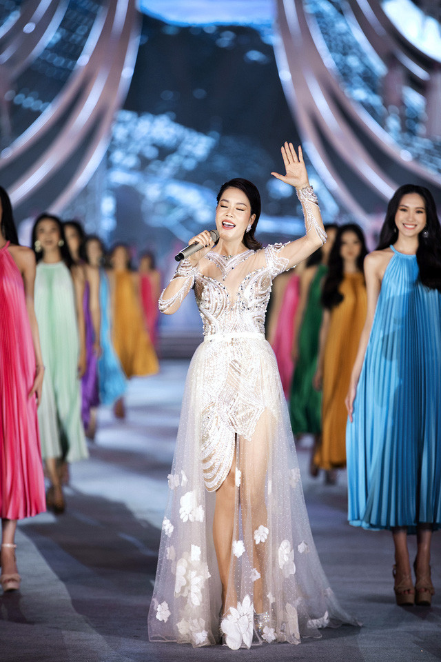 Chi Pu diện váy táo bạo trên sân khấu Hoa hậu Việt Nam 2020 - Ảnh 9.