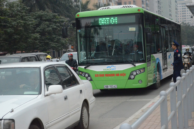 Hà Nội dự kiến tổ chức làn ưu tiên cho xe bus trên 10 tuyến đường - Ảnh 1.