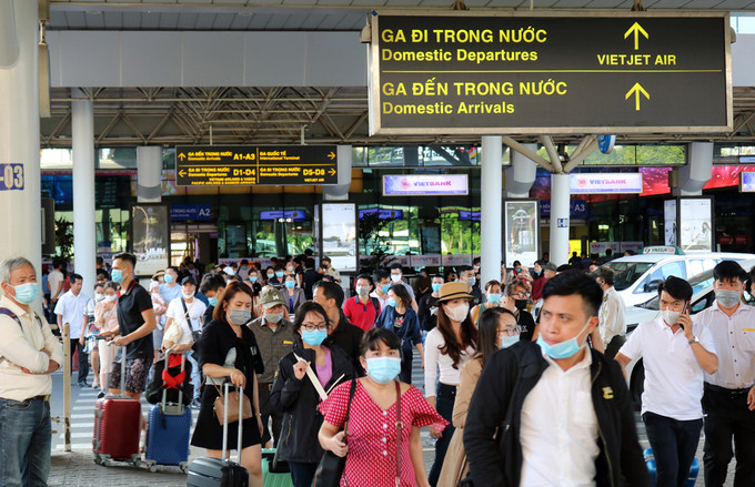 Khách đi bộ băng ngang qua làn A trước ga quốc nội của sân bay để đón xe, chiều 17/11. Ảnh: Gia Minh.