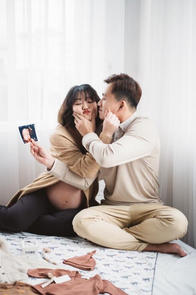 MC Hồng Ngọc đón con trai 0