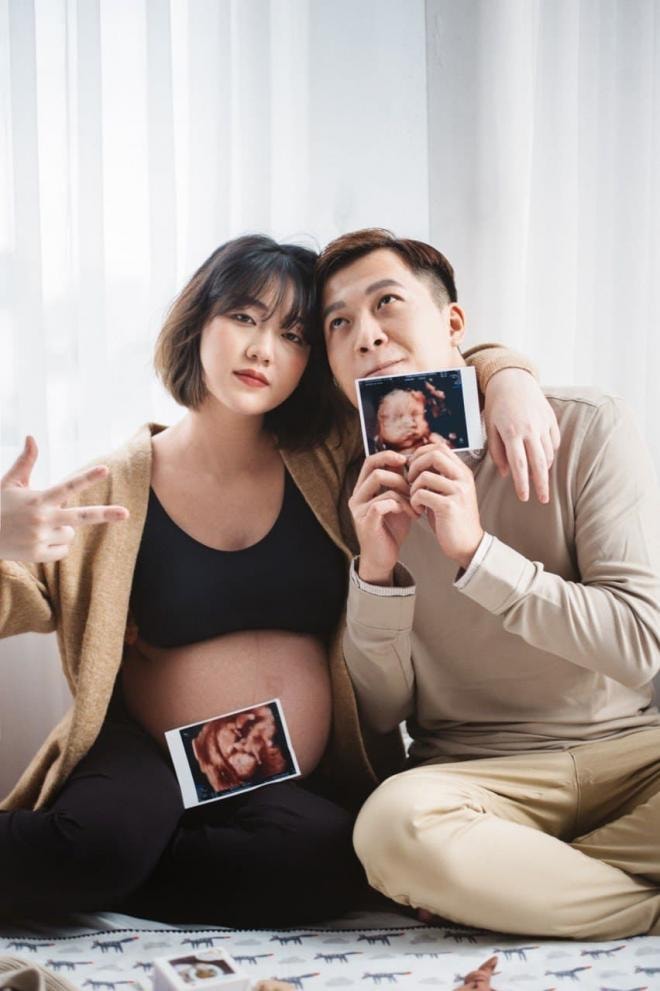 MC Hồng Ngọc đón con trai 2
