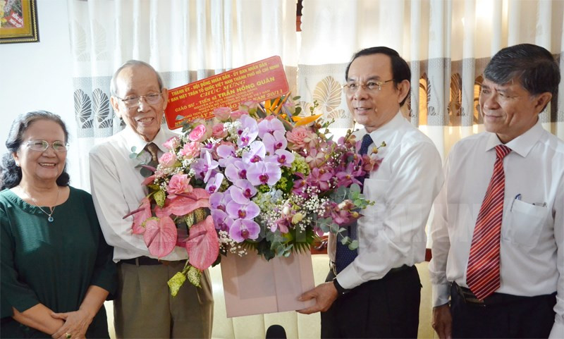 20-11-2020-bi-thu-thanh-uy-tphcm-nguyen-van-nen-tham-cac-nha-giao-gia-dinh-nha-giao-tieu-bieu-88799a01-details-w800-h481.jpg