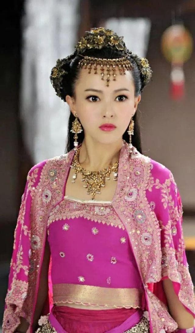 Các nữ diễn viên mặc đồ cổ trang và đeo trang sức tua rua, Dương Mịch dịu dàng, Triệu Lệ Dĩnh tinh nghịch, Đồng Lệ Á đẹp đến nghẹt thở 19