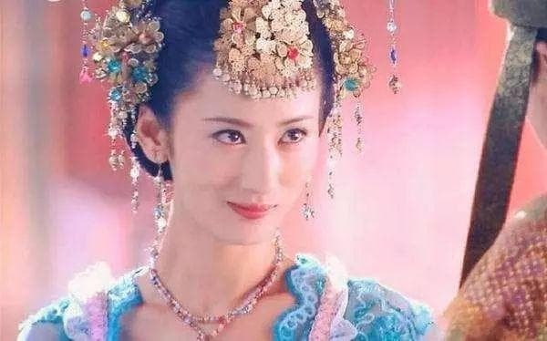 Các nữ diễn viên mặc đồ cổ trang và đeo trang sức tua rua, Dương Mịch dịu dàng, Triệu Lệ Dĩnh tinh nghịch, Đồng Lệ Á đẹp đến nghẹt thở 10