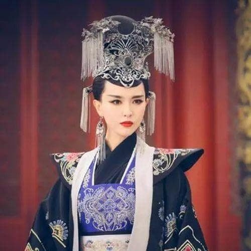 Các nữ diễn viên mặc đồ cổ trang và đeo trang sức tua rua, Dương Mịch dịu dàng, Triệu Lệ Dĩnh tinh nghịch, Đồng Lệ Á đẹp đến nghẹt thở 8