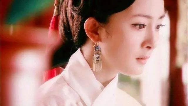Các nữ diễn viên mặc đồ cổ trang và đeo trang sức tua rua, Dương Mịch dịu dàng, Triệu Lệ Dĩnh tinh nghịch, Đồng Lệ Á đẹp đến nghẹt thở 7