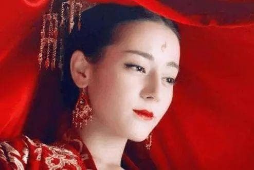Các nữ diễn viên mặc đồ cổ trang và đeo trang sức tua rua, Dương Mịch dịu dàng, Triệu Lệ Dĩnh tinh nghịch, Đồng Lệ Á đẹp đến nghẹt thở 5
