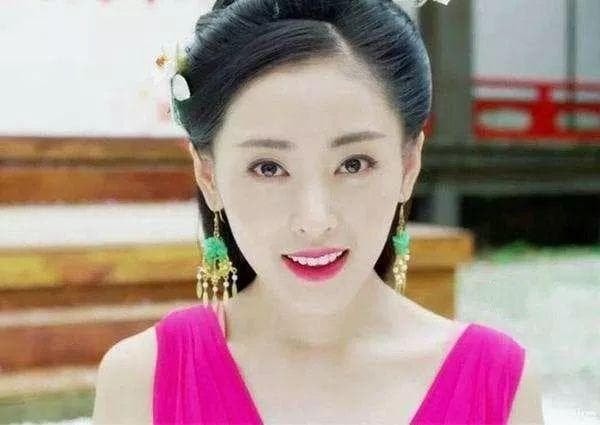 Các nữ diễn viên mặc đồ cổ trang và đeo trang sức tua rua, Dương Mịch dịu dàng, Triệu Lệ Dĩnh tinh nghịch, Đồng Lệ Á đẹp đến nghẹt thở 3