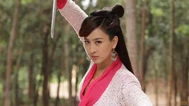 Các nữ diễn viên mặc đồ cổ trang và đeo trang sức tua rua, Dương Mịch dịu dàng, Triệu Lệ Dĩnh tinh nghịch, Đồng Lệ Á đẹp đến nghẹt thở 1