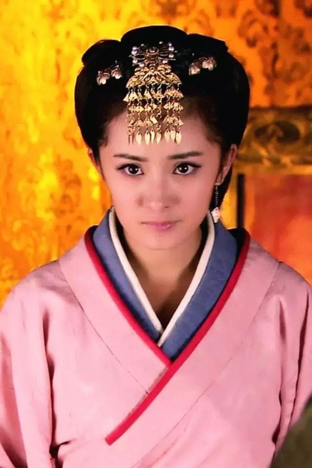 Các nữ diễn viên mặc đồ cổ trang và đeo trang sức tua rua, Dương Mịch dịu dàng, Triệu Lệ Dĩnh tinh nghịch, Đồng Lệ Á đẹp đến nghẹt thở 18