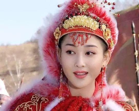 Các nữ diễn viên mặc đồ cổ trang và đeo trang sức tua rua, Dương Mịch dịu dàng, Triệu Lệ Dĩnh tinh nghịch, Đồng Lệ Á đẹp đến nghẹt thở 16