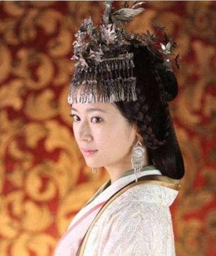 Các nữ diễn viên mặc đồ cổ trang và đeo trang sức tua rua, Dương Mịch dịu dàng, Triệu Lệ Dĩnh tinh nghịch, Đồng Lệ Á đẹp đến nghẹt thở 13