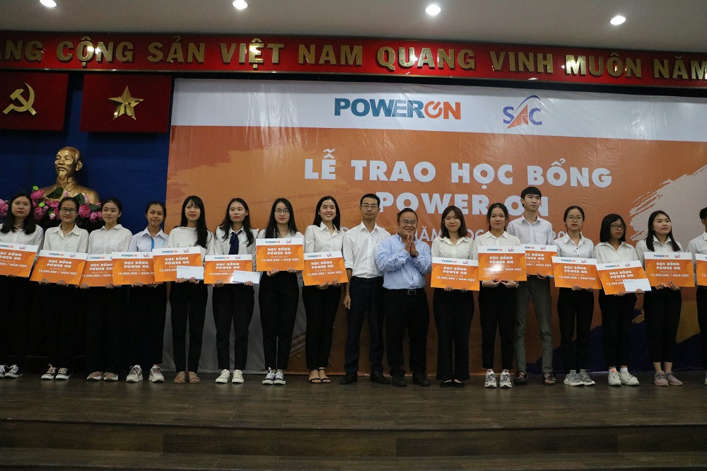 mot-so-hinh-anh-chuong-trinh-trao-hoc-bong-power-on-vua-dien-ra-sang-nay-11-w1000-h666.JPG
