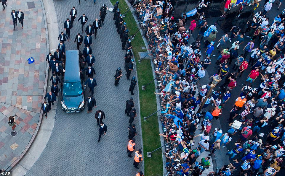 Dòng người tiễn biệt huyền thoại Maradona về nơi an nghỉ cuối cùng - 15