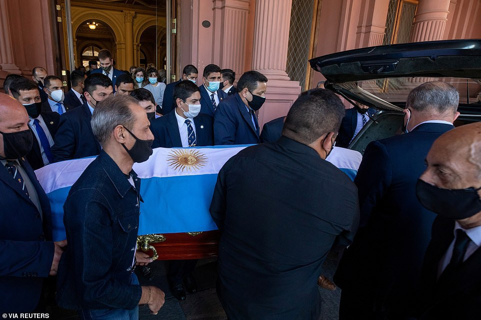 Dòng người tiễn biệt huyền thoại Maradona về nơi an nghỉ cuối cùng - 7