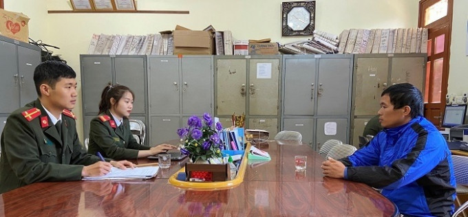 Cơ quan công an làm việc với Đinh Văn Huyệt về hành vi cung cấp, chia sẻ thông tin xúc phạm uy tín lực lượng Cảnh sát giao thông trên mạng xã hội facebook.