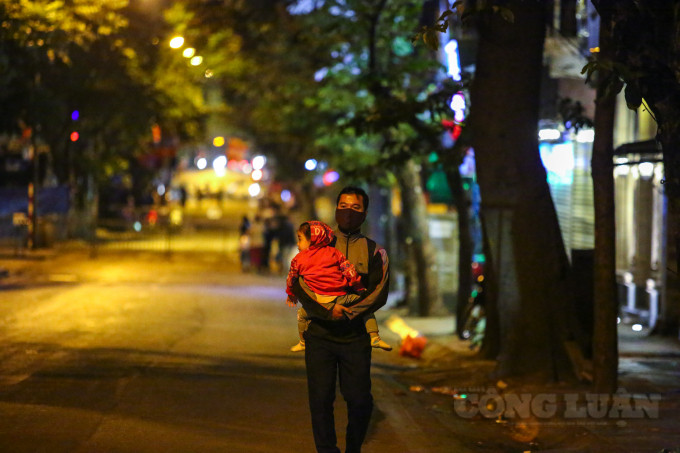 Vụ xử lý bom phường Trúc Bạch: Người dân quanh phố Cửa Bắc hối hả di dời ngay trong đêm 6