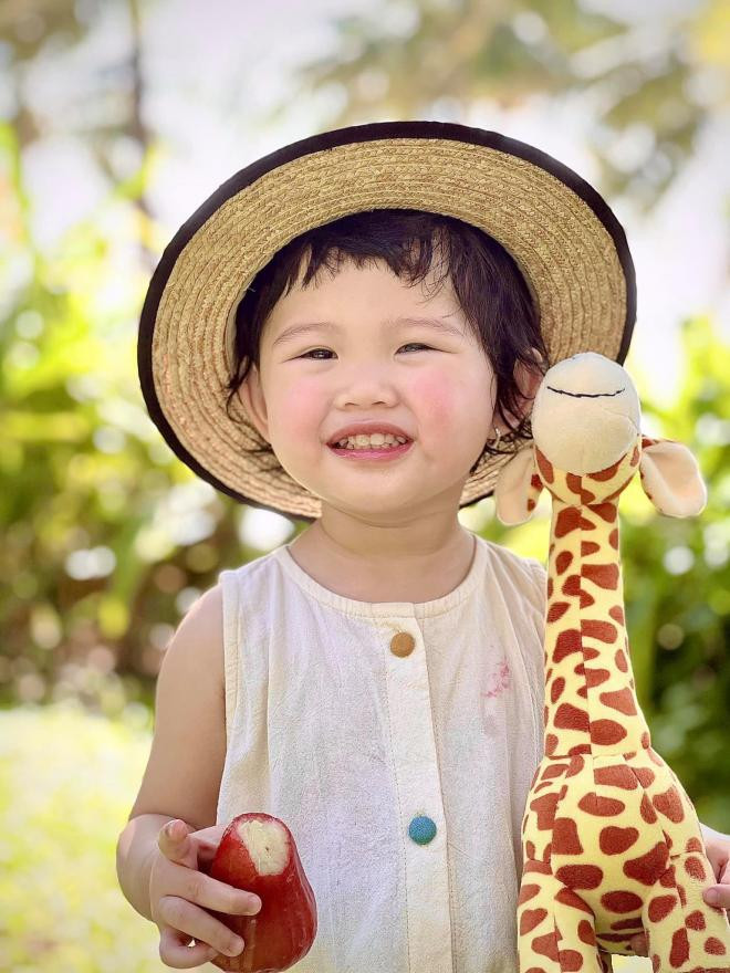 cháu gái Quang Vinh đi du lịch  0