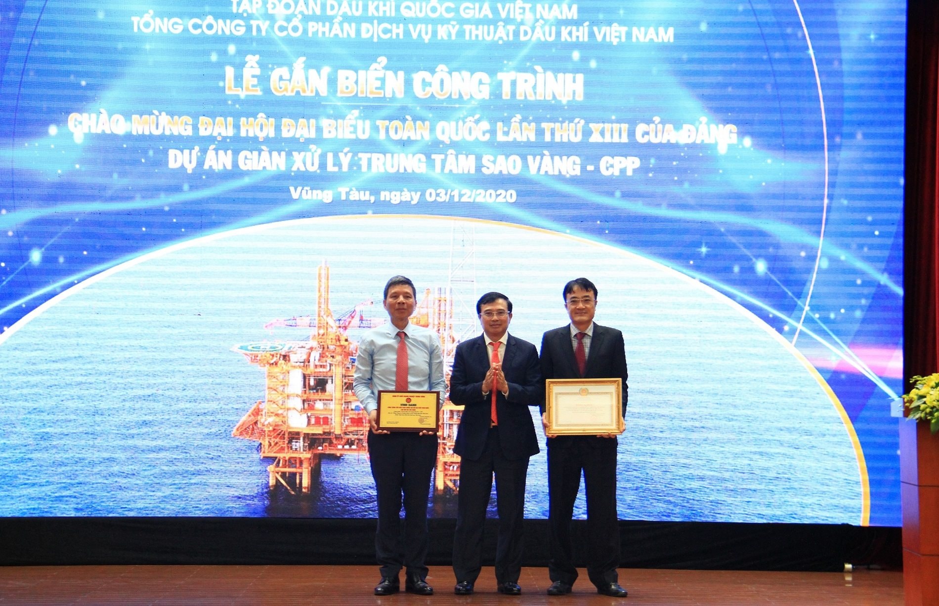 chu-tich-hdtv-petrovietnam-hoang-quoc-vuong-trao-bieu-trung-va-bang-khen-cua-dang-uy-khoi-doanh-nghiep-trung-uong-cho-dang-bo-ptsc.jpg