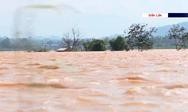 Hàng chục ngôi nhà ở Đắk Lắk ngập trong biển nước - Ảnh 2.