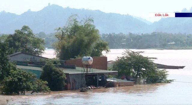 Hàng chục ngôi nhà ở Đắk Lắk ngập trong biển nước - Ảnh 1.