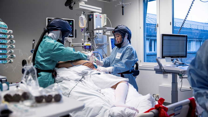 Nhân viên y tế chăm sóc bệnh nhân Covid-19 ở Na Uy cuối tháng 11. Ảnh: AFP.