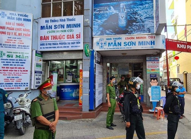 Hàng trăm công an khám xét 3 nhà thuốc tây lớn ở Biên Hòa - Ảnh 1.