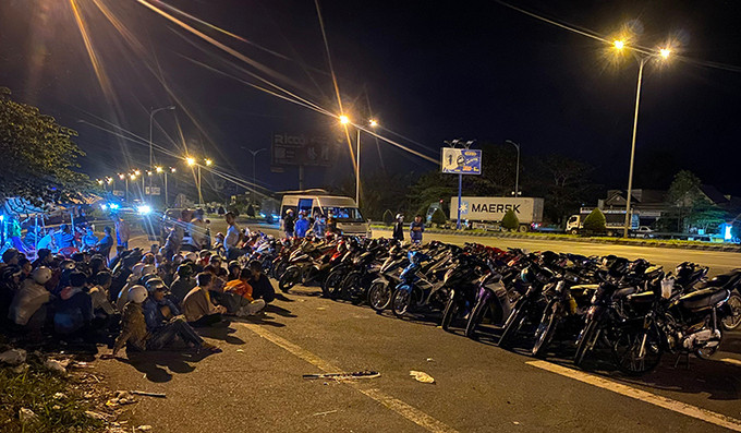 Nhiều thanh thiếu niên cùng xe máy bị cảnh sát bắt giữ rạng sáng 6/12. Ãnh: Minh Hoàng
