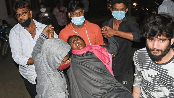 Một người phụ nữ lên cơn co giật vì chứng bệnh lạ ở Eluru được đưa vào viện. Ảnh: Times of India