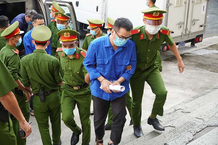 Ảnh: Ông Đinh La Thăng và các đồng phạm bị áp giải tới tòa - 5