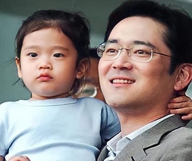 Công chúa Samsung Lee Boo Jin có hành động với con khiến nhiều người đồng cảm 5